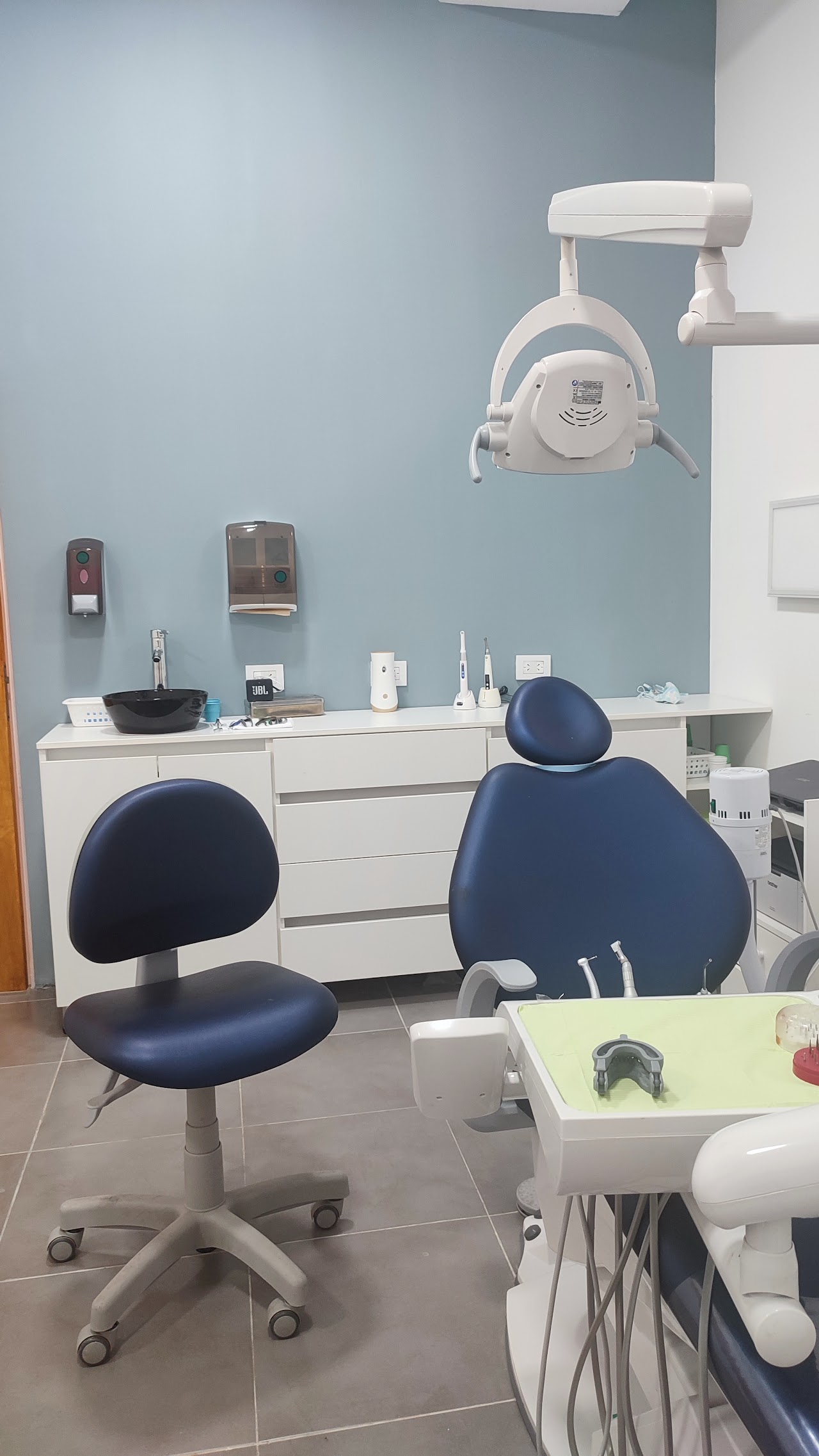 Consultorio de Sonríete Odontología, sillón y equipamiento odontológico